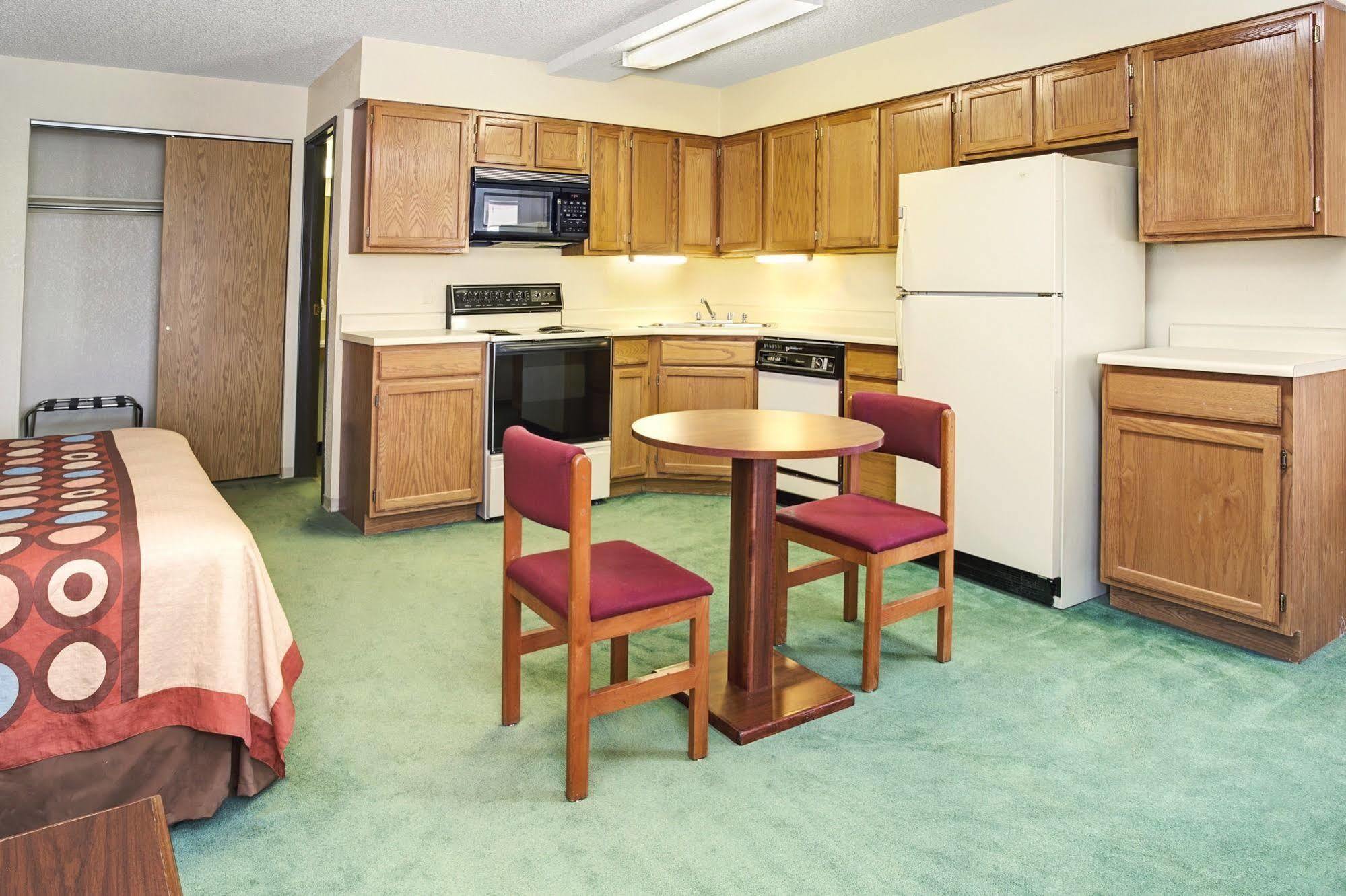 Super 8 By Wyndham Henderson North East Denver Dış mekan fotoğraf